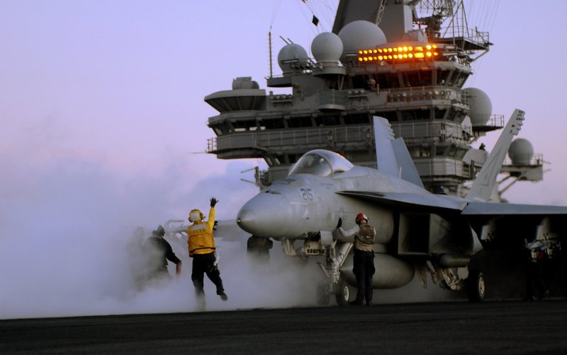 F18 взлет с авианосца подпрыгнул