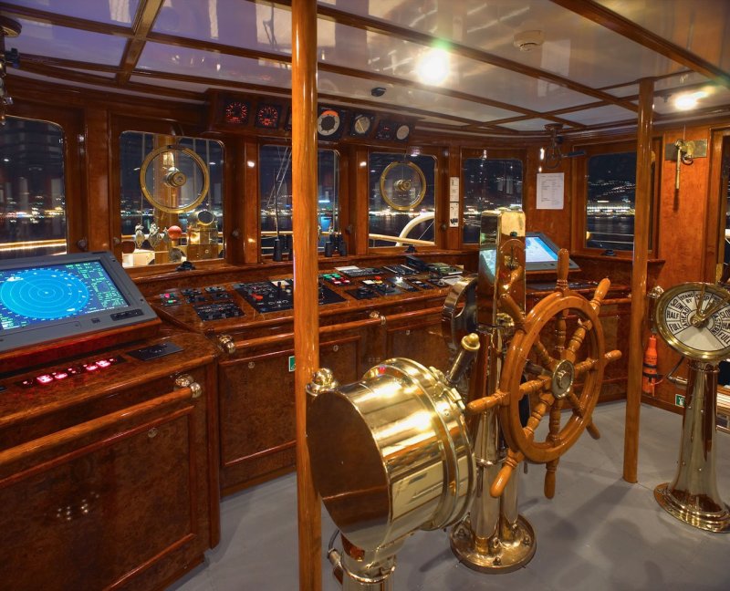 Моторная яхта ретро Jules Verne