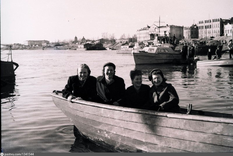 Лодки на ангаре фото