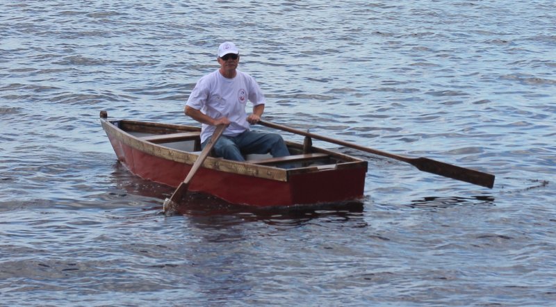 Лодка с веслами на воде