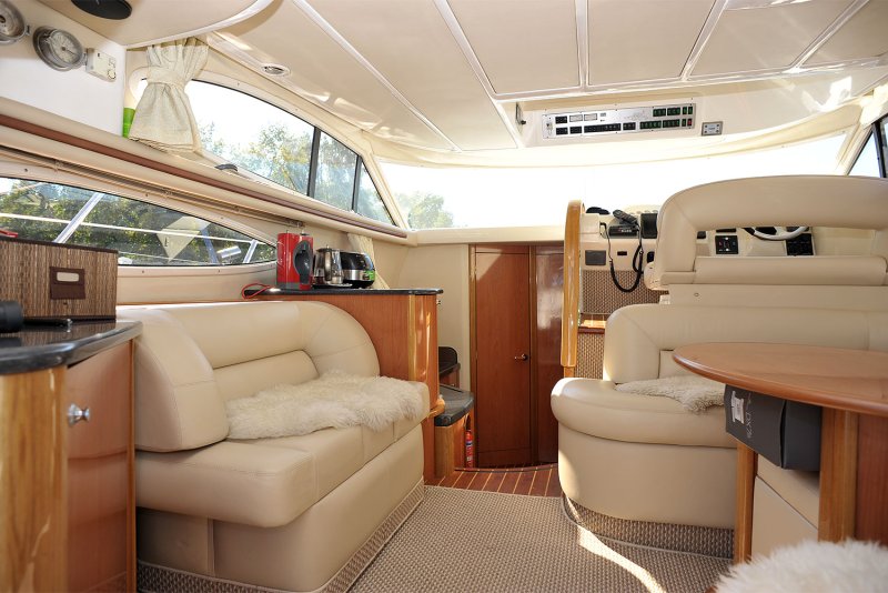 Яхта Sealine 37
