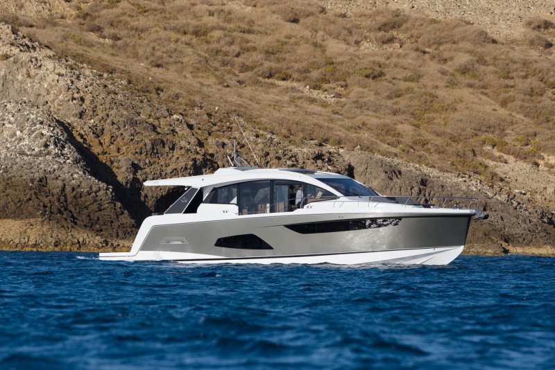 Sealine c335