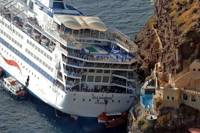 Круизный лайнер Sea Diamond