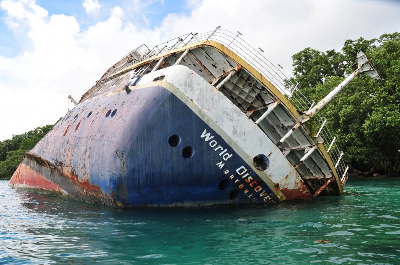 Заброшенный круизный лайнер World Discoverer. Соломоновы острова.