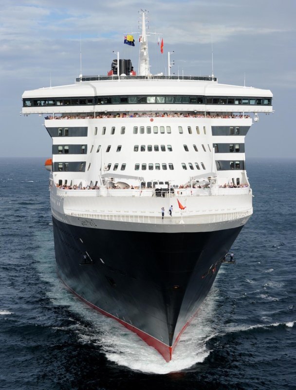 Океанский лайнер Queen Mary 2