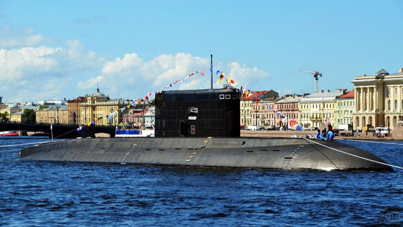 Подводная лодка в Неве в Питере