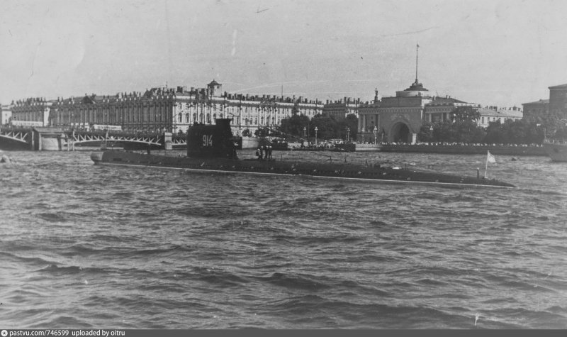 Подводная лодка на Неве Октябрьская набережная