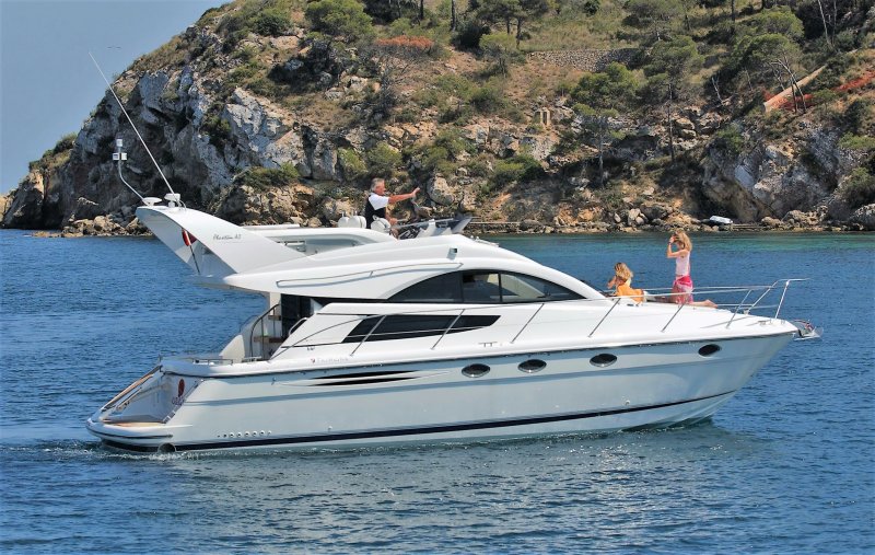 Яхта Fairline Phantom