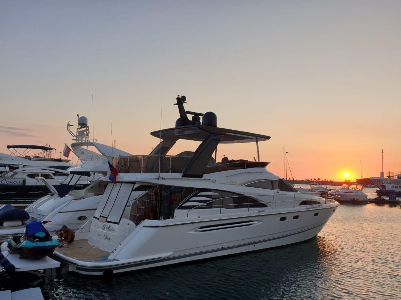 Яхта Fairline 58