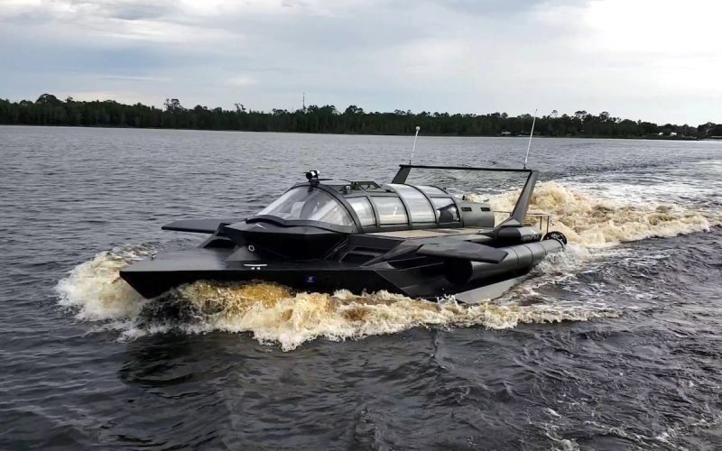 Катер на подводных лыжах