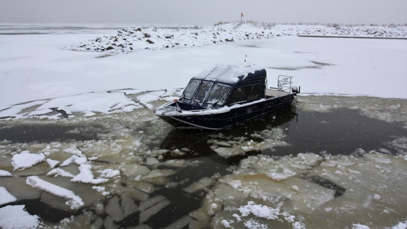 Водометный катер с кабиной