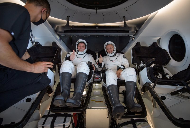 SPACEX Crew Dragon 2 экипаж