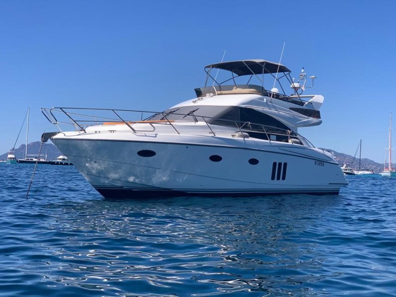 Яхта Princess e54
