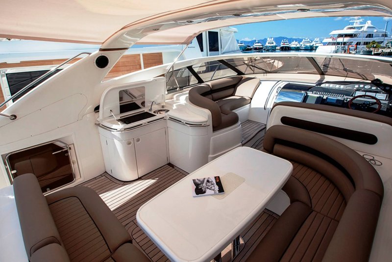 Яхта Princess v50 каюта