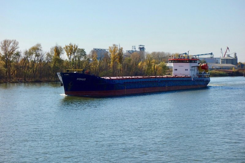 Баржа на реке Дон