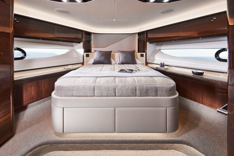 Яхта Princess v50 интерьер
