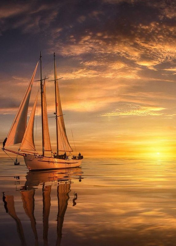 Яхта в море