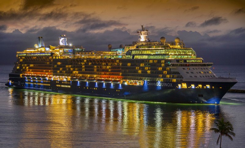 Корабль Celebrity Equinox