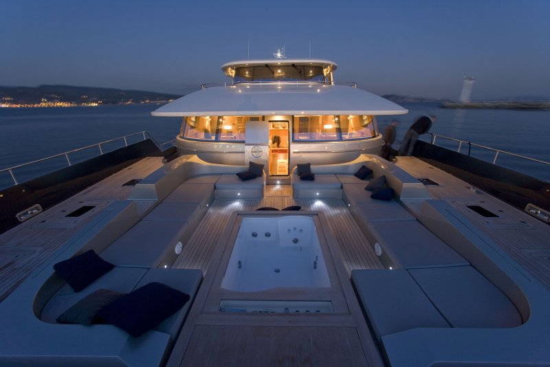 Яхта Luxury Yacht