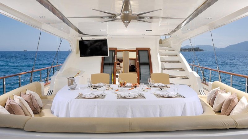 Sailing Yacht a внутри