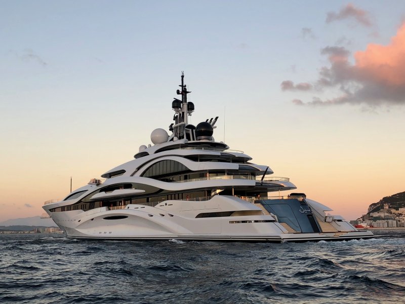 Яхта al Lusail внутри