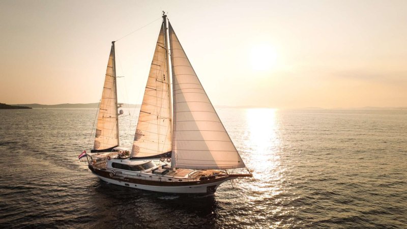 Lotus Yacht