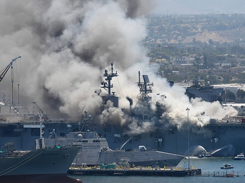 Пожар в ВМС США USS Bonhomme Richard