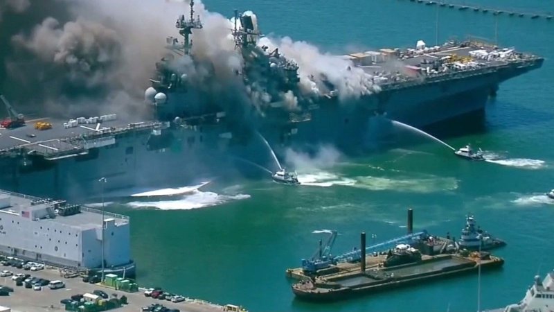 Американский корабль LHD 6 горит