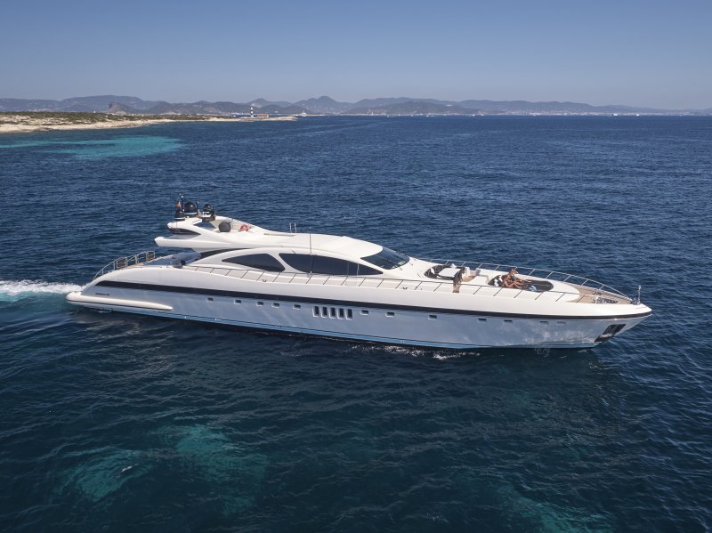Яхта Mangusta 110