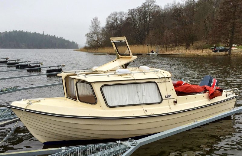 Водоизмещающая мотолодка Вишера