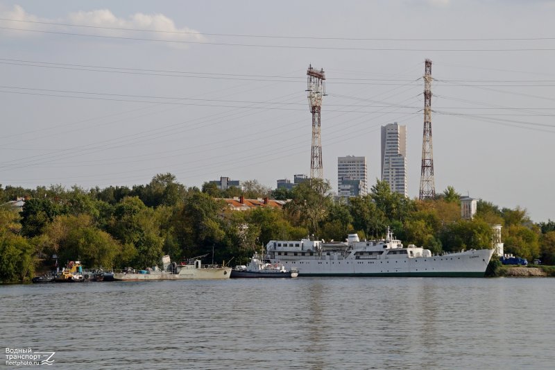 Водохранилище Химкинское старые корабли