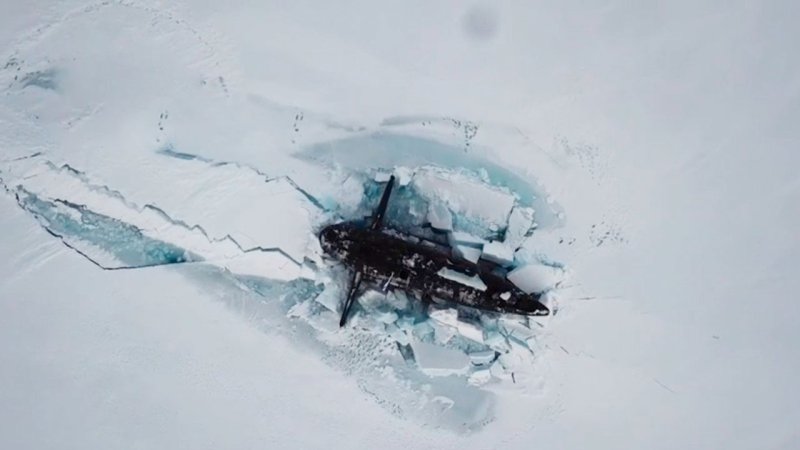 Подводная лодка подо льдом Российская