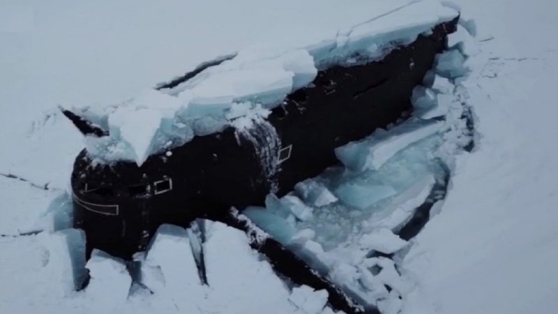 Всплытие 3 подводных лодок в арктических льдах