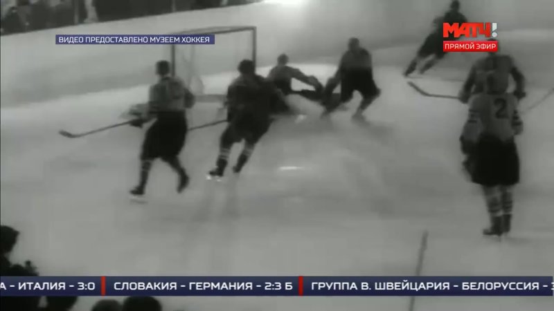 Подводная лодка всплыла на хоккейном матче