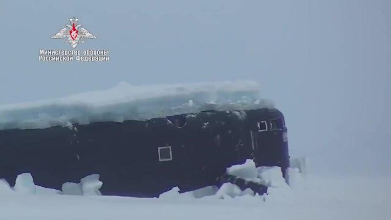 Подводная лодка в Арктике всплытие