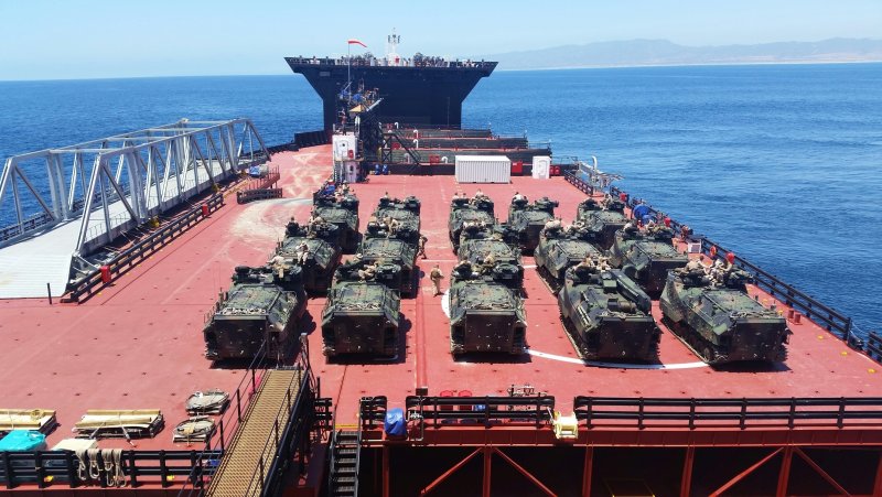 Перевозка военной техники на корабле