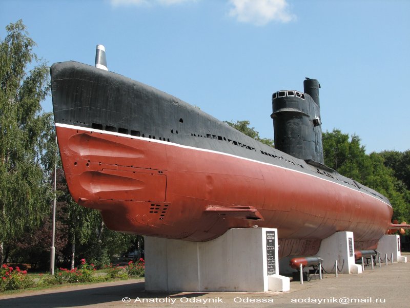 Подводная лодка Малютка памятник