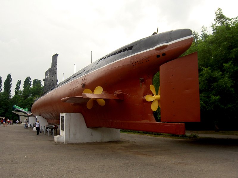 Подводная лодка Малютка памятник