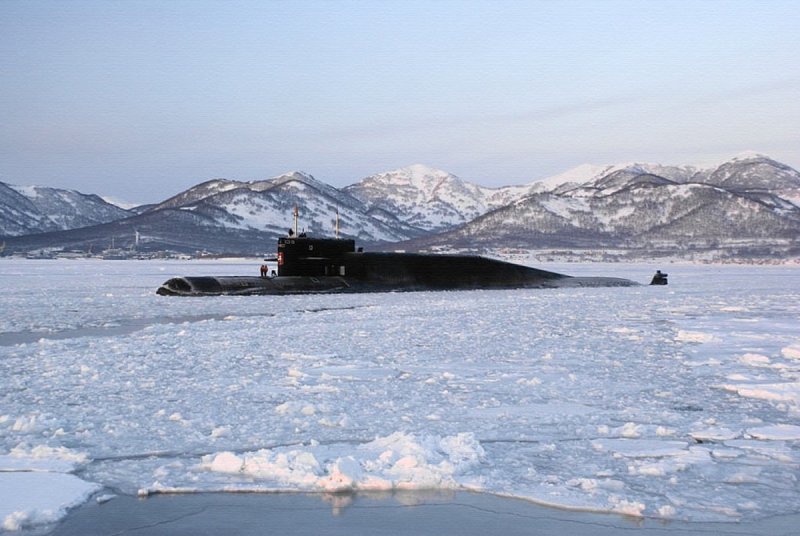 Подводная лодка БДРМ Брянск во льдах