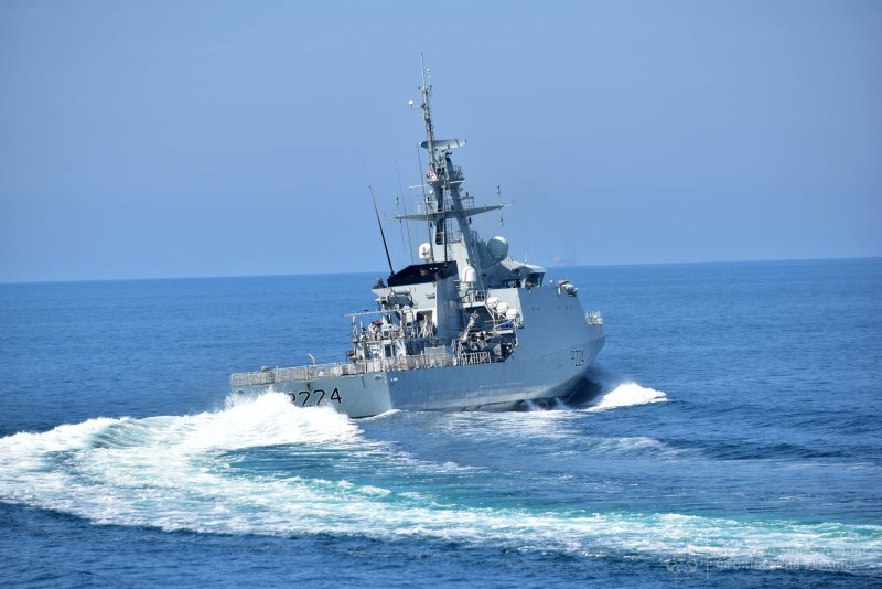 Отражение корабля в море