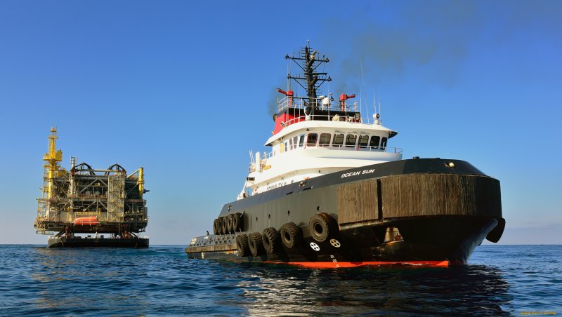 Буксир в море