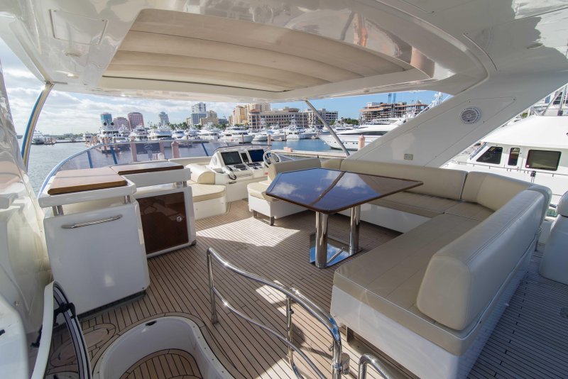 Azimut 70 моторная яхта с флайбриджем
