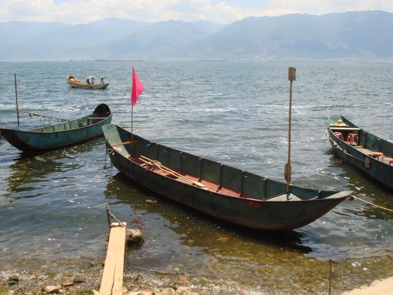 Рыбацкая лодка на воде