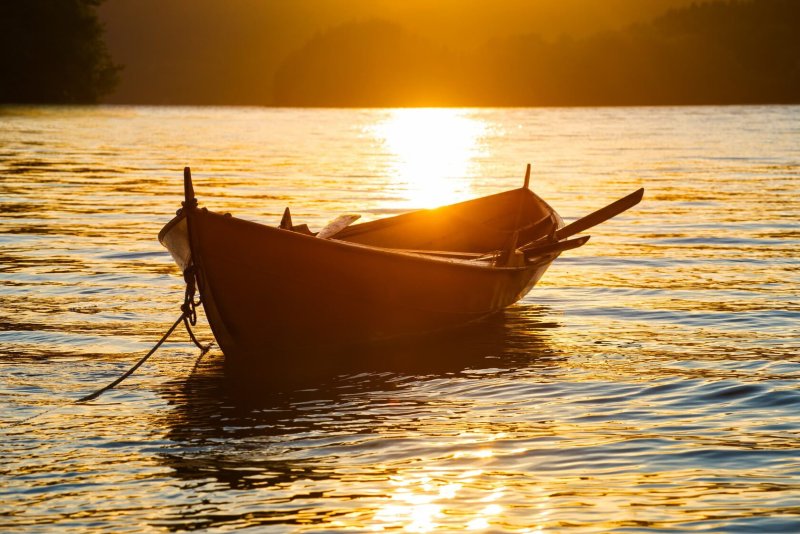 Лодка в море
