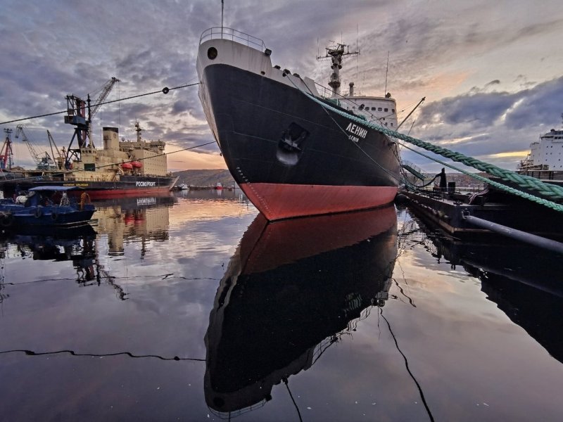 Морское рыболовецкое судно Мурманск