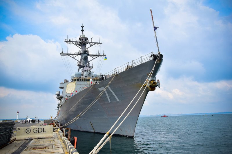 Военный корабль в море