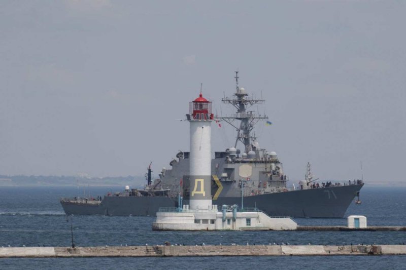 Американский ракетный эсминец USS Ross