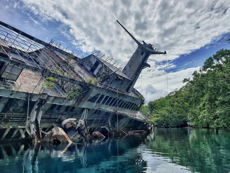 Заброшенный круизный лайнер: World Discoverer