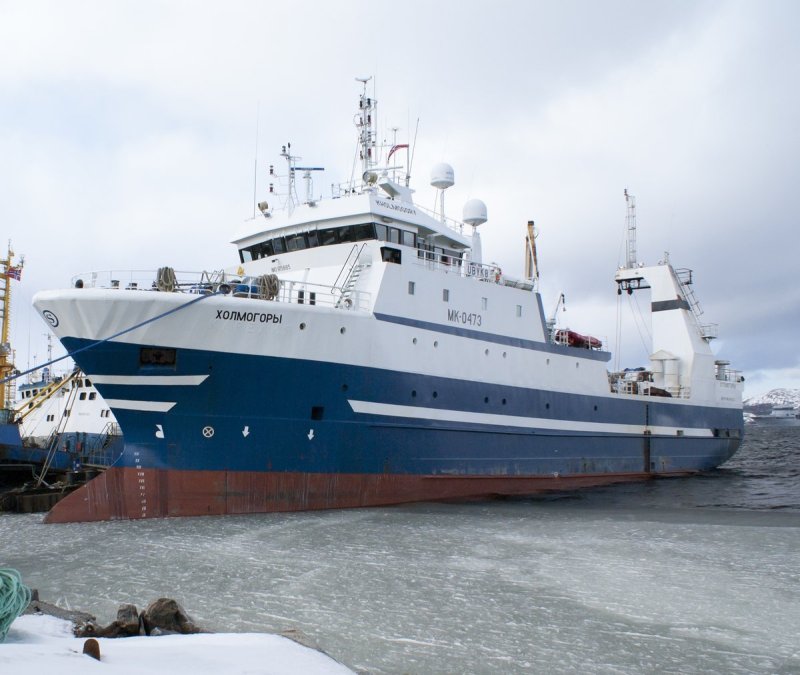 Рыболовный траулер Холмогоры