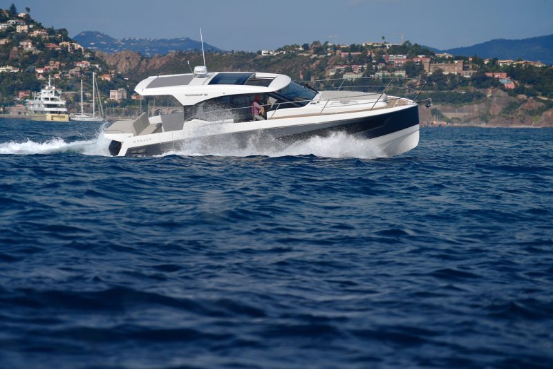 Яхта Parker Monaco 110